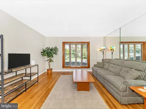 Living - 104 Evergreen Ct, Frederick, MD 21701 photo 2 of 8