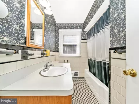 Bath - 203 Magnolia Ave, Frederick, MD 21701 photo 1 of 3