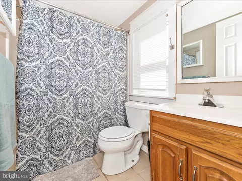Bath - 620 E St, Brunswick, MD 21716 photo 4 of 5