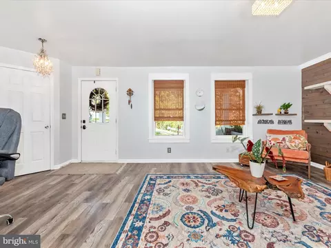 Entry Way - 620 E St, Brunswick, MD 21716 photo 2 of 4