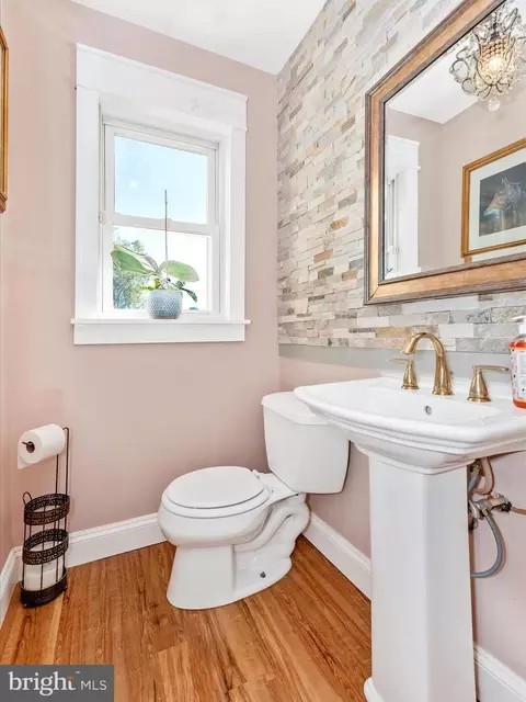 Bath - 620 E St, Brunswick, MD 21716 photo 3 of 5
