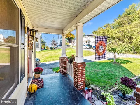 Exterior - 620 E St, Brunswick, MD 21716 photo 2 of 27