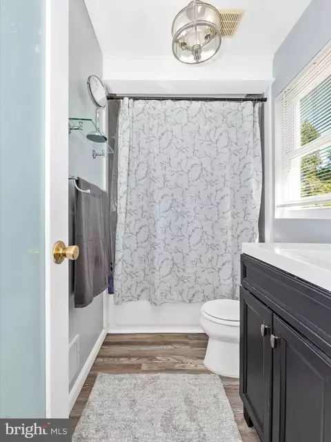 Bath - 620 E St, Brunswick, MD 21716 photo 2 of 5