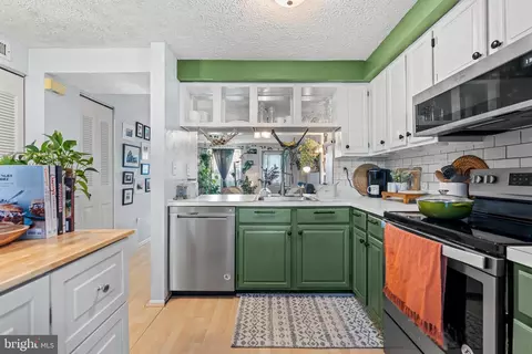 Kitchen - 5819 Whitfield Ct, Frederick, MD 21703 photo 3 of 4