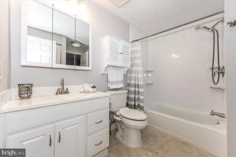 Bath - 1723 Northridge Ln, Frederick, MD 21702 photo 2 of 3
