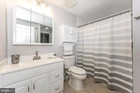 Bath - 1723 Northridge Ln, Frederick, MD 21702 photo 1 of 3
