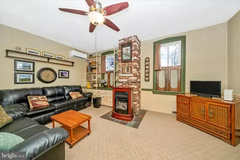 Living - 6710 Ford Rd, Frederick, MD 21702 photo 4 of 6