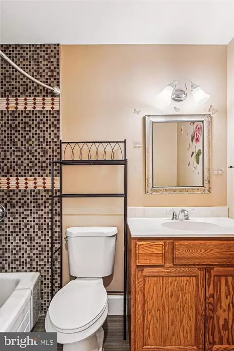 Bath - 417 White Oak Pl, Frederick, MD 21701 photo 2 of 4