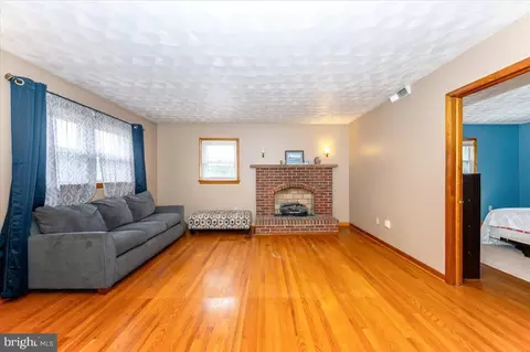 Living - 6015 Keyser Ln, Frederick, MD 21702 photo 2 of 3