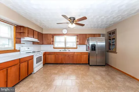 Kitchen - 6015 Keyser Ln, Frederick, MD 21702 photo 2 of 3