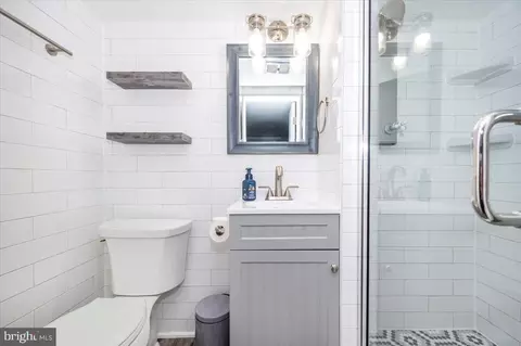 Bath - 6015 Keyser Ln, Frederick, MD 21702 photo 2 of 5