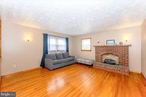 Living - 6015 Keyser Ln, Frederick, MD 21702 photo 1 of 3