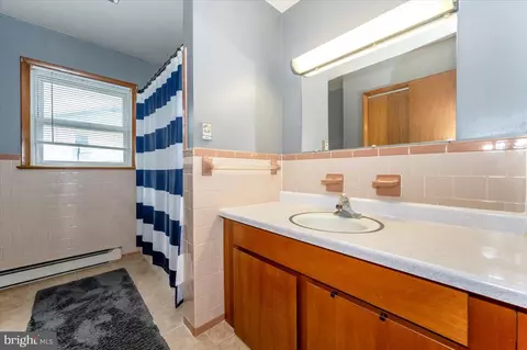 Bath - 6015 Keyser Ln, Frederick, MD 21702 photo 5 of 5