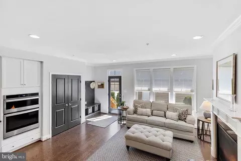 Entry Way - 924 Lindley Rd, Frederick, MD 21701 photo 3 of 8