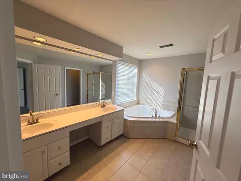 Bath - 1743 Wheyfield Dr, Frederick, MD 21701 photo 2 of 5