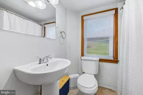Bath - 8317 Hollow Rd, Middletown, MD 21769 photo 3 of 3