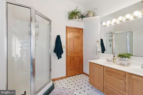 Bath - 8939 Hawbottom Rd, Middletown, MD 21769 photo 2 of 3