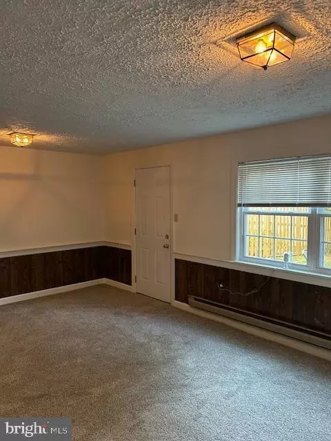 Living - 1752 Springfield Ln, Frederick, MD 21702 photo 2 of 3