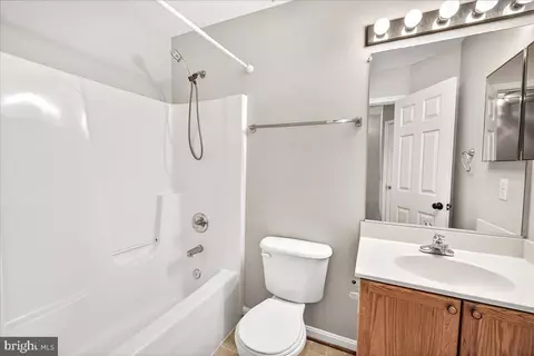 Bath - 1944 Crossing Stone Ct, Frederick, MD 21702 photo 3 of 3