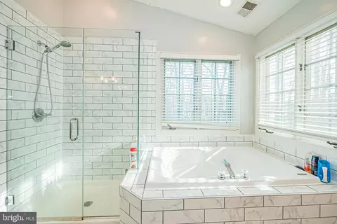 Bath - 9507 Ashbury Pl, Frederick, MD 21701 photo 2 of 6