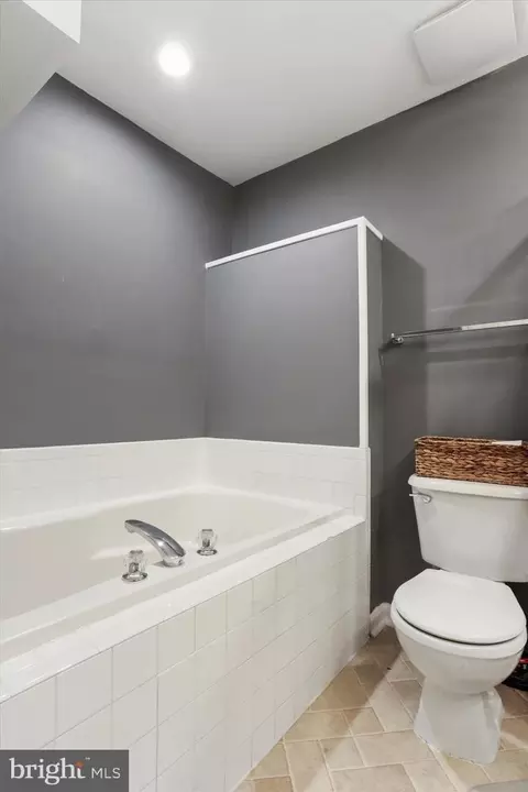 Bath - 2015 Rosecrans Ct, Frederick, MD 21702 photo 3 of 5