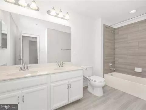 Bath - 667 E Church St #B, Frederick, MD 21701 photo 3 of 3