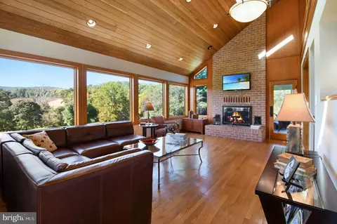 Living - 1402 Thurston Rd, Dickerson, MD 20842 photo 2 of 2