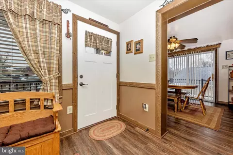 Entry Way - 816 E St, Brunswick, MD 21716 photo 1 of 6