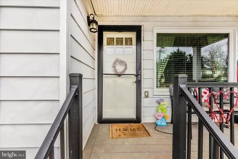 Exterior - 816 E St, Brunswick, MD 21716 photo 3 of 9