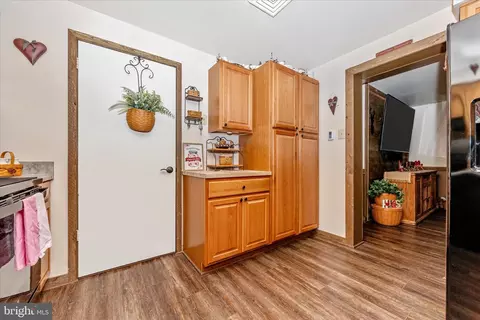 Entry Way - 816 E St, Brunswick, MD 21716 photo 3 of 6