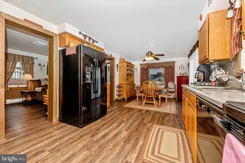 Entry Way - 816 E St, Brunswick, MD 21716 photo 2 of 6