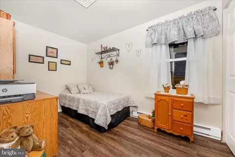 Bedroom - 816 E St, Brunswick, MD 21716 photo 5 of 9