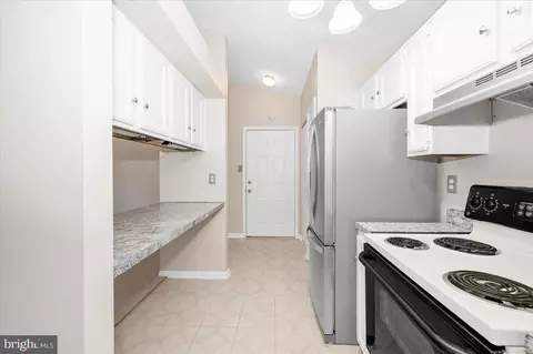 Entry Way - 2129 Wainwright Ct #2D, Frederick, MD 21702 photo 5 of 7