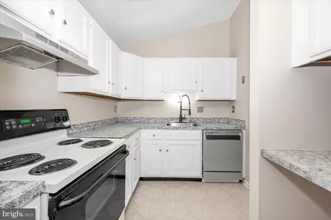 Kitchen - 2129 Wainwright Ct #2D, Frederick, MD 21702 photo 4 of 5