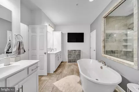 Bath - 6804 Hawes Ct, Frederick, MD 21702 photo 2 of 2