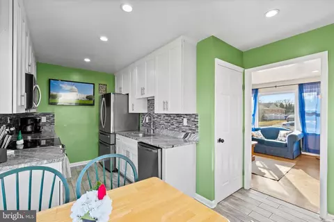 Kitchen - 809 Shawnee Dr, Frederick, MD 21701 photo 5 of 6