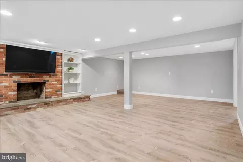 Living - 8301 Sharon Dr, Frederick, MD 21704 photo 6 of 7