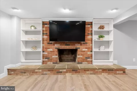 Living - 8301 Sharon Dr, Frederick, MD 21704 photo 5 of 7