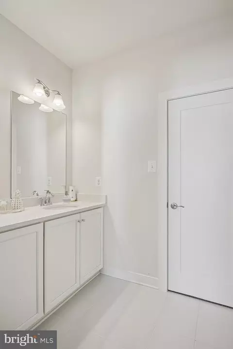 Bath - 8776 Walnut Bottom Ln, Frederick, MD 21701 photo 3 of 4