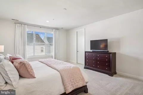 Bedroom - 8776 Walnut Bottom Ln, Frederick, MD 21701 photo 3 of 9