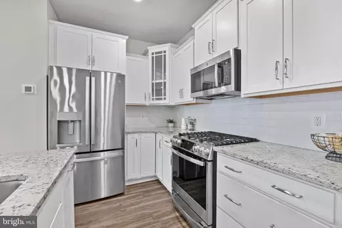 Entry Way - 5936 Forum Sq, Frederick, MD 21703 photo 4 of 8