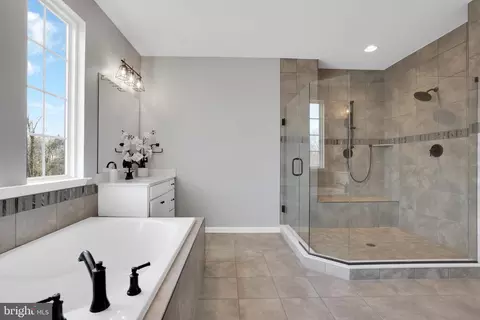 Bath - 5719 Hawk Ridge Rd, Frederick, MD 21704 photo 4 of 10