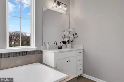 Bath - 5719 Hawk Ridge Rd, Frederick, MD 21704 photo 3 of 10