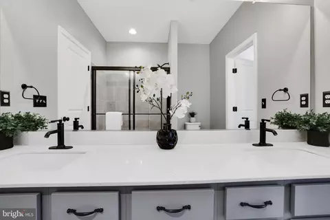 Bath - 5719 Hawk Ridge Rd, Frederick, MD 21704 photo 8 of 10