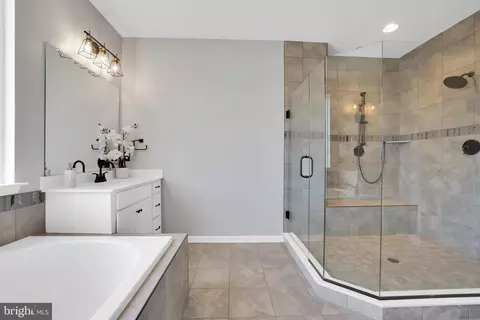 Bath - 5719 Hawk Ridge Rd, Frederick, MD 21704 photo 6 of 10