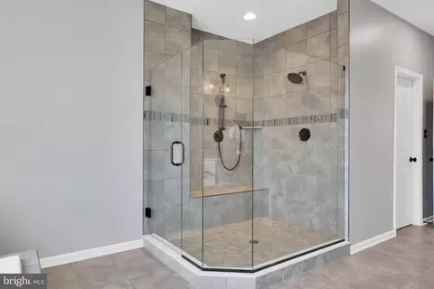 Bath - 5719 Hawk Ridge Rd, Frederick, MD 21704 photo 5 of 10