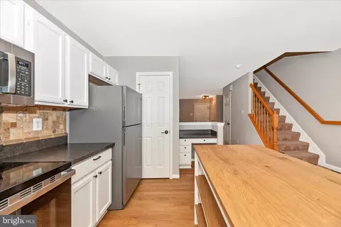 Kitchen - 607 Hollowstone Rd, Frederick, MD 21703 photo 7 of 9