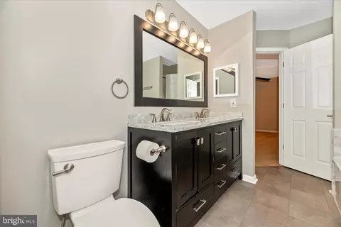Bath - 607 Hollowstone Rd, Frederick, MD 21703 photo 2 of 3