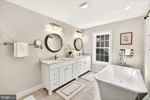 Bath - 13974 Brown Rd, Smithsburg, MD 21783 photo 2 of 5