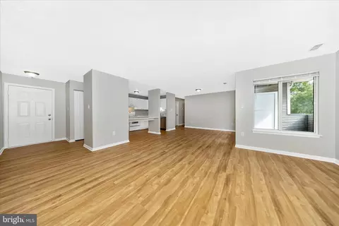 Living - 2137 Wainwright Ct #1B, Frederick, MD 21702 photo 5 of 11
